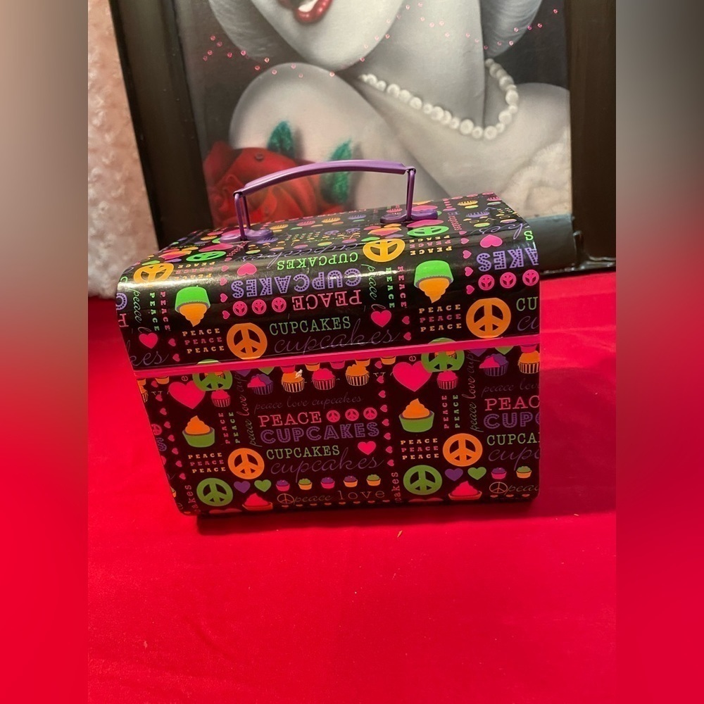 ⭐️PREVIOUSLY OWNED LOOKS NEW PEACE SIGN LITTLE LUNCH BOX PURPLE W. MANY … - Picture 7 of 10